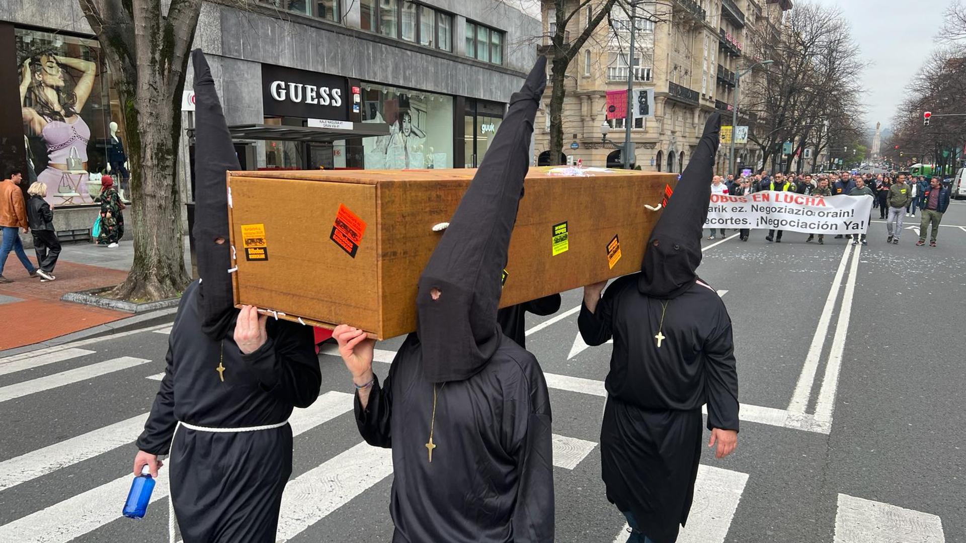 Los trabajadores de Bilbobus se manifiestan al ritmo de procesión de